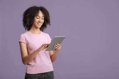 Çevrimiçi çalışmak, çıkmak ve kendini izole etme üzerine sohbet etmek.