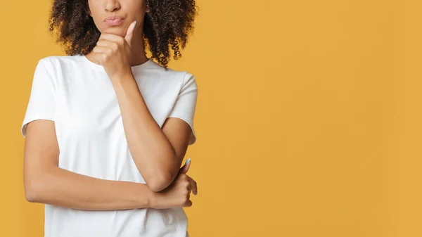 Emociones humanas, solución e interesante propuesta. Mujer pensativa en blanco piensa y presiona mano a barbilla — Foto de Stock