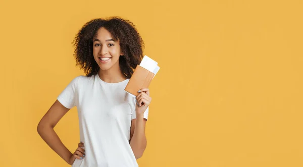 Reisende und Urlaub. Lächelnde junge afrikanisch-amerikanische Dame mit Pass und Flugtickets — Stockfoto