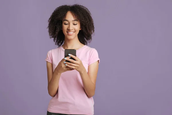 Mensagem de texto e blog moderno. Sorrindo senhora segurando smartphone — Fotografia de Stock