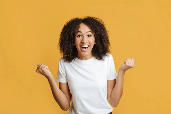 Suerte, ganancias, descuentos y grandes ventas. Mujer sonriente expresa emociones de victoria — Foto de Stock