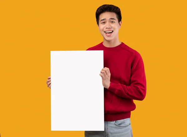 Asiático chico holding blanco publicidad tablero en blanco —  Fotos de Stock