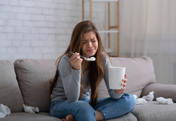 Traurige Millennial Lady weint und isst Eis, während sie einen romantischen Film nach der Trennung anschaut — Stockfoto