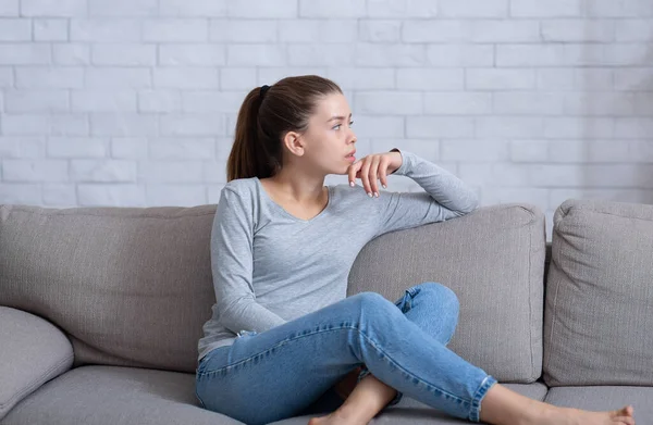 Atención de salud mental. Mujer joven deprimida que sufre de agotamiento emocional en el sofá en casa —  Fotos de Stock