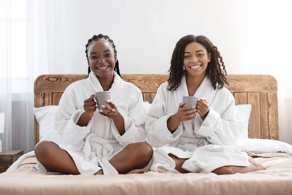 Duas namoradas negras tendo dia de beleza no fim de semana — Fotografia de Stock