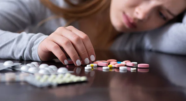 Agotamiento emocional y suicidio. Primer plano de la joven deprimida con pastillas que planean suicidarse, diseño de pancartas —  Fotos de Stock