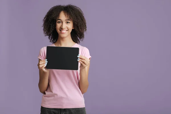 Κριτικές, προσφορές και online εφαρμογή. Ευτυχισμένο θηλυκό δείχνει tablet με κενή οθόνη — Φωτογραφία Αρχείου