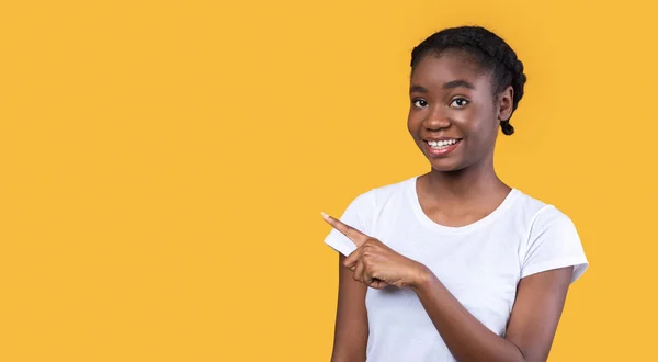 黄色い背景に立つアフリカ人女性の指を指差すパノラマ — ストック写真