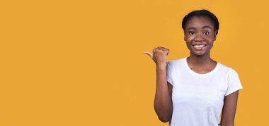 Siyah Kadın Başparmağı Kopyalama Alanında, Sarı Arkaplanda