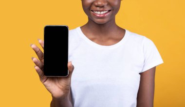 Sarı Arkaplan Üzerinde Cep Telefonu Ekranı Gösteren Tanımlanamayan Siyah Kadın