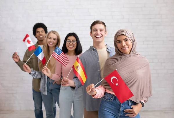 Modernes Austauschprogramm und Sprachenlernen. Glückliche junge internationale Studenten blicken in die Kamera — Stockfoto