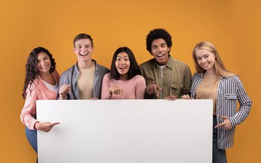 Bir grup arkadaş gülüyor, iyi ve olumlu ruh hallerini paylaşıyorlar.