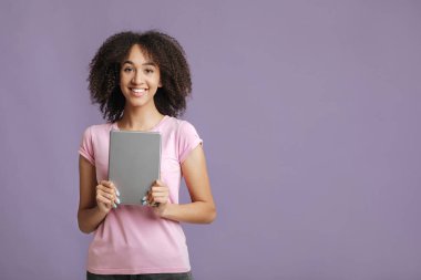 Pozitif ifade ve online galibiyet. Mutlu bayan seviniyor ve dijital tableti tutuyor.