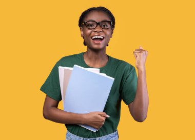 Afrikalı Öğrenci Sınavdan Sonra Sarı Arkaplan Üzerine Evet Hareketi