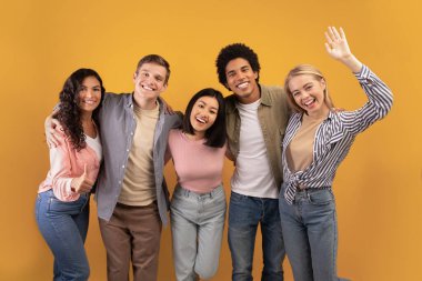 Üniversitede ya da yurt dışında eğitim. Neşeli genç, çok ırklı uluslararası öğrenciler eğleniyor.