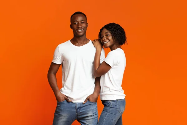 Amante pareja negra posando juntos en naranja — Foto de Stock