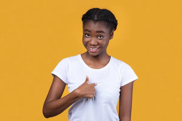 Sorrindo Africano jovem mulher apontando o dedo para si mesma, Studio Shot — Fotografia de Stock