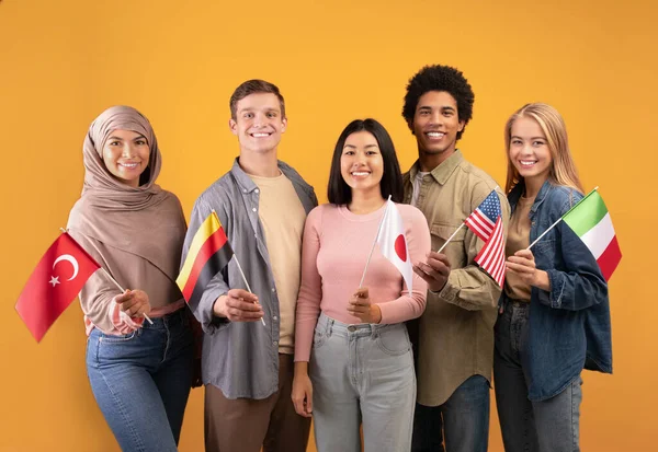 Vrienden, team, internationale taalcursus en modern onderwijs — Stockfoto