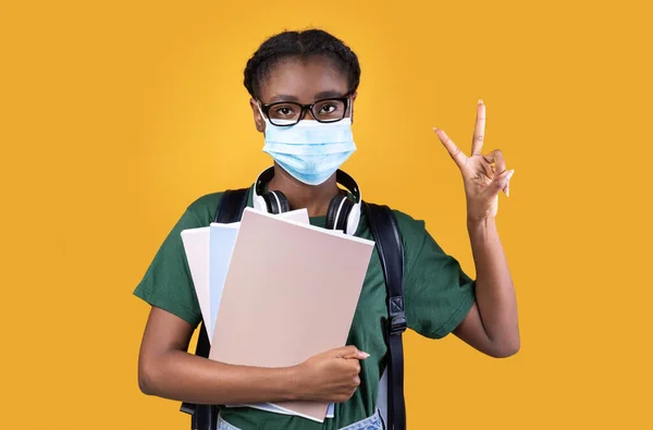 African Student Wearing Face Mask Gesturing Victory On Yellow Background — Stock Photo, Image