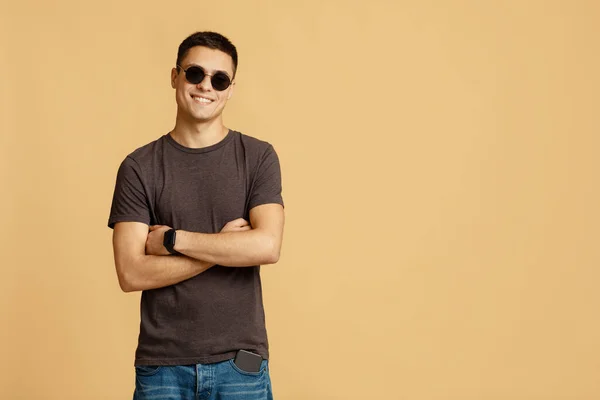 Elegante hipster de moda y emociones humanas. Sonriente brutal atractivo hombre en casual — Foto de Stock