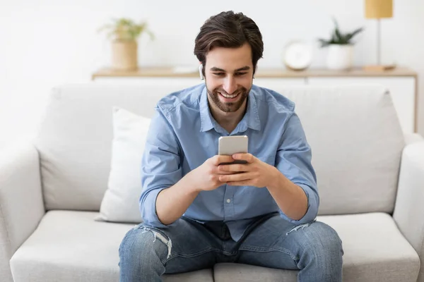 행복 한 사람이 듣는 비디오 스마트폰으로 전화하는 장면 — 스톡 사진