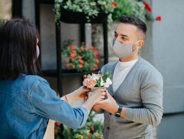 Müşteri hizmetleri, çiçekçi servisi ve covid-19 'da sosyal mesafeler