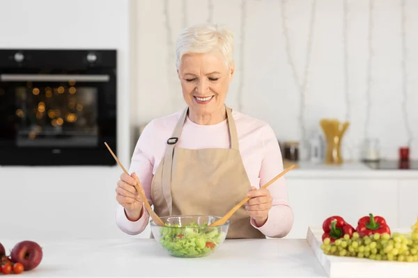 Glücklich Reif Frau Genießen Kochen Zubereitung Gesunder Salat In Küche — Stockfoto