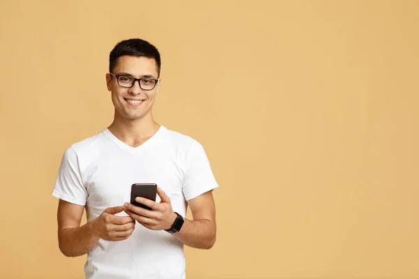 Mann schaut aufs Smartphone, liest freudig gute Nachrichten — Stockfoto