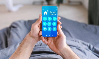 Akıllı ev otomasyon kontrol sistemi kullanan genç adam kolajı, cep telefonu ekranında seçenekler arasından seçim