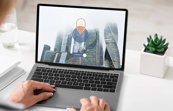 Бізнес-леді використовуючи ноутбук комп'ютер з VPN віртуальне приватне мережеве з'єднання в офісі — стокове фото