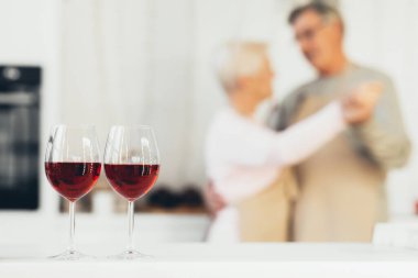 Tanımlanamayan Yaşlı Çift Dans Ediyor Evde Romantik Flört Ediyor