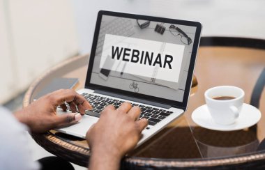 Kafede otururken Webinar 'a katılan tanınmamış siyahi adam.