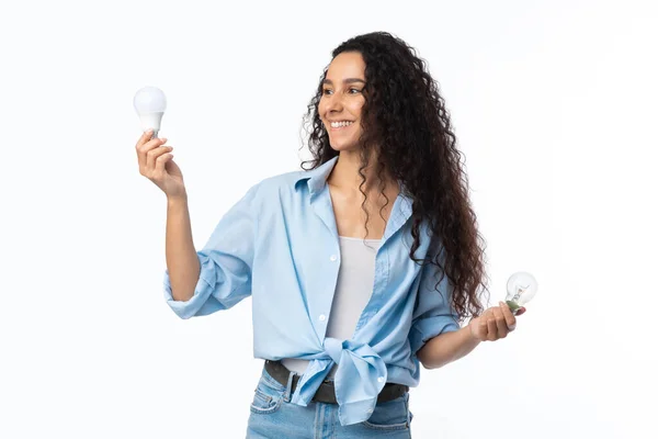 Allegra donna che tiene in piedi lampadine usate su sfondo bianco — Foto Stock