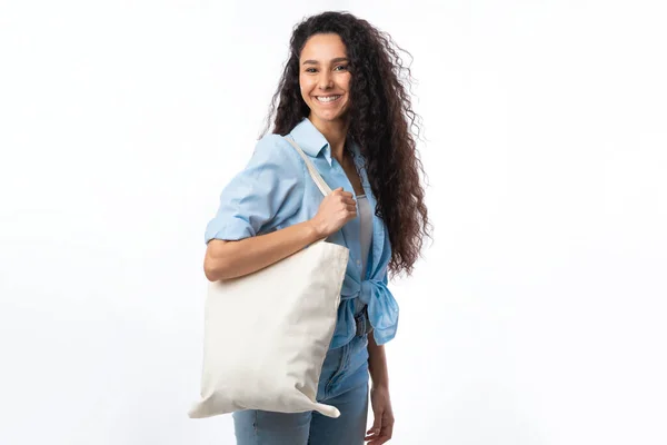 Mujer alegre con blanco Eco Bolsa posando sobre fondo blanco —  Fotos de Stock