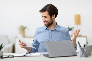 Ofiste oturan Akıllı Telefon Mesajına Bakan Memnun Olmayan İşadamı