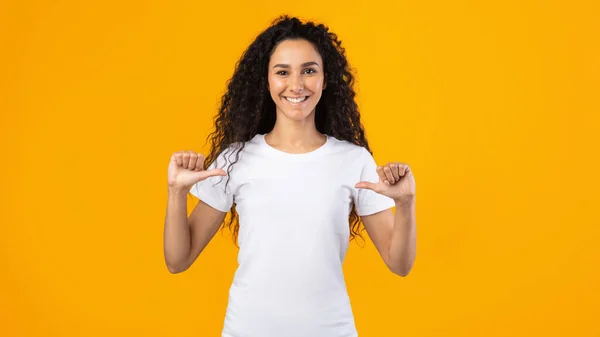 Happy Lady apontando polegares em si mesma posando em fundo amarelo — Fotografia de Stock