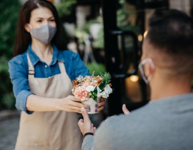 Çevrimiçi çiçek siparişi ve covid-19 karantinası sırasında yeni normaller ve küçük işletmeler