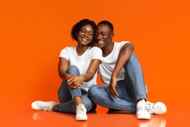 Siyahi erkek ve kadını sevmek, eğlenmek, stüdyo çekimi