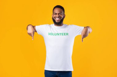 Afrikalı Gönüllü Adam Parmakla Gösterip Sarı Arkaplan Üzerine Poz Veriyor