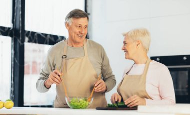 Kıdemli Koca ve Karısı Mutfakta Birlikte Yemek Yapıyor