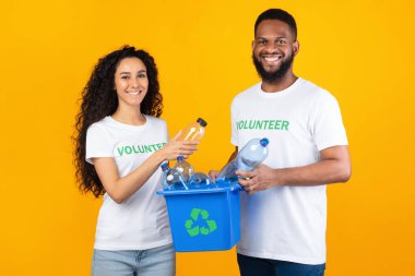 Gönüllüler Geri Dönüşüm Sembollü Kutu ve Plastik Şişe Stüdyosu