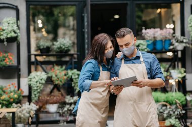 COVID-19 salgını sırasında çiçeklerle hizmet ve çalışma, çevrimiçi aygıtlar