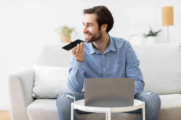 Tipo Hablando Sosteniendo Smartphone Cerca de Boca Asistente de Voz Interior — Foto de Stock