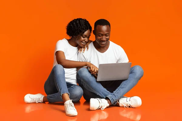 Relaxado casal afro-americano usando laptop juntos — Fotografia de Stock