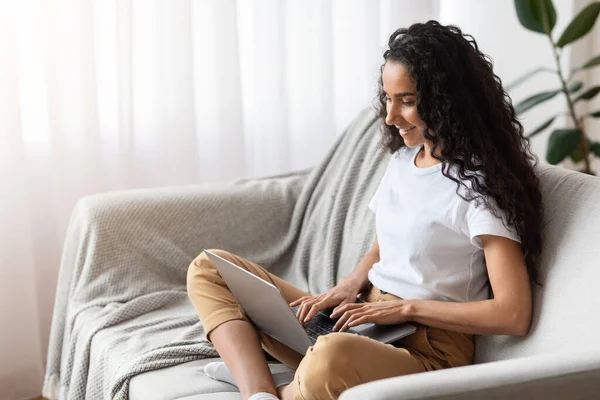 Mujer joven freelancer trabajando desde casa, utilizando el ordenador portátil —  Fotos de Stock