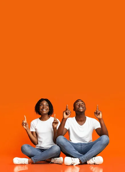 Excited african american couple looking together at copy space — Zdjęcie stockowe