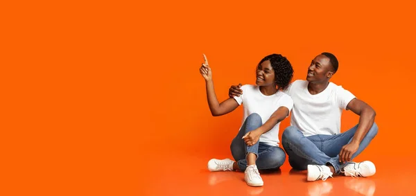 Amantes negros felizes olhando juntos no espaço de cópia — Fotografia de Stock