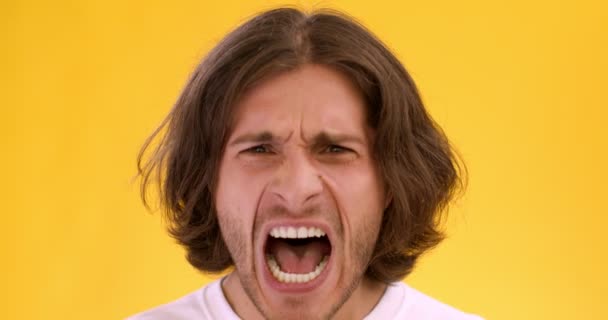 Érzelmi dühös dühöngő férfi hangosan sikoltozik, megragadja a haját, harag és düh érzése, közeli portré — Stock videók