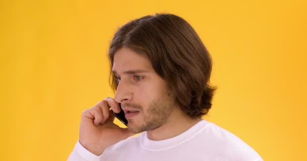 Close up retrato de jovem triste homem falando no celular, gritando ao telefone, ouvindo a resposta — Vídeo de Stock