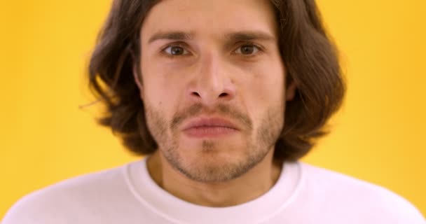 Крупным планом портрет разъяренного человека, сжимающего зубы, сердито смотрящего в камеру — стоковое видео